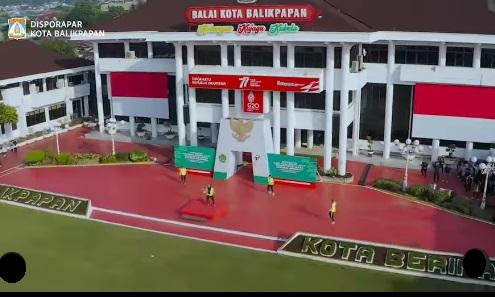 Kepala Disporapar Balikpapan C.I. Ratih Kusuma W. hadiri Germas dan Senam Bersama di halaman Kantor Pemkot Balikpapan