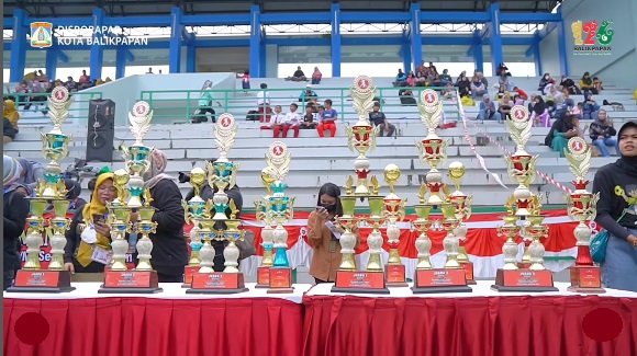 Wakili Wali Kota Balikpapan, Kapala Disporapar Balikpapan C.I. Ratih Kusuma W. membacakan sambutan pembukaan Turnamen Handball Sdansa Cup Tahun 2023