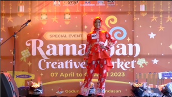 Lomba fashion show dengan tema batik syari di acara Ramadhan Creative Market