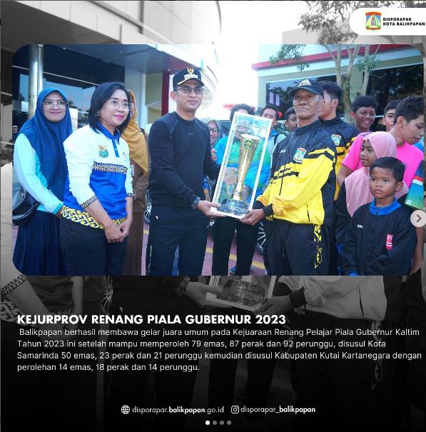 Wali Kota Balikpapan didampingi Kadisporapar Balikpapan Menyerahkan juara umum Renang Pelajar Piala Gubernur Tahun 2023