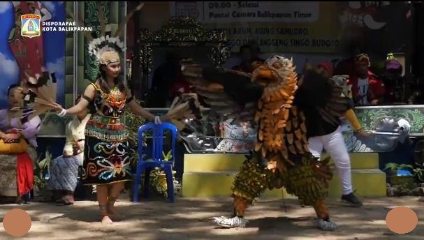 Kepala Dinas Pemuda, Olahraga, dan Pariwisata (Disporapar) Kota Balikpapan, C.I. Ratih Kusuma W., menghadiri acara Family Day Keluarga Besar Ikawangi Kota Balikpapan di Pantai Cemara