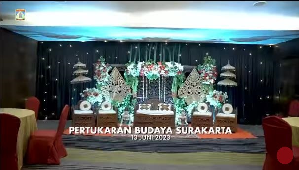 Kepala Dinas Pemuda, Olahraga, dan Pariwisata (Disporapar) Kota Balikpapan, C.I. Ratih Kusuma W.  menyambut kedatangan dari Pemerintah Kota Surakarta