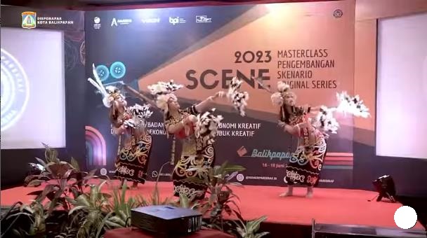 Kepala Disporapar Kota Balikpapan C.I. Ratih Kusuma W membuka secara resmi kegiatan SCENE Tahun 2023 Masterclass Pengembangan Skenario original series