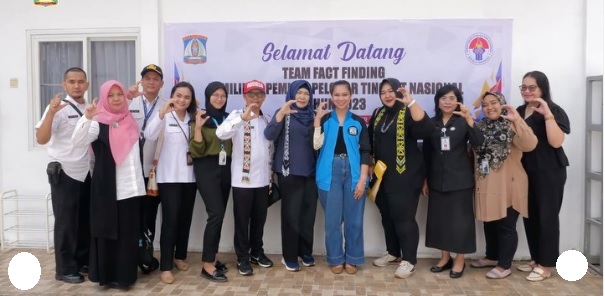 Kadisporapar Balikpapan mendampingi Dianisa Ester Bassay, founder aplikasi CIROES dalam Penilaian Pemuda Pelopor Tingkat Nasionl 2023 paint