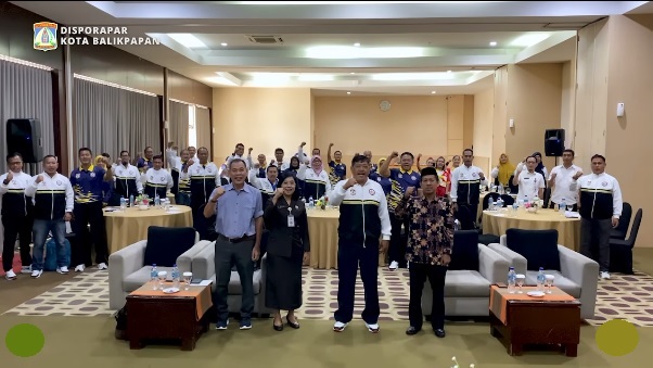 Kepala Dinas Pemuda Olahraga dan Pariwisata Kota Balikpapan C. I. Ratih Kusuma. W Membuka rapat kerja BAPOPSI Balikpapan bertempat di Horison Hotel Balikpapan