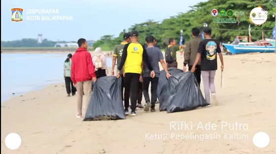 Aksi Bersih Bersih Pemuda Balikpapan Bersinergi di Pantai Seraya Balikpapan